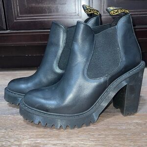 NWOT DR MARTENS SMOOTH LEATHER CHELSEA HEELS size 8